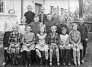 1930: Jahrgnge 1917-20 mit Lehrer Schfer