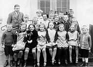 1930: Jahrgnge 1922-24 mit Lehrer Graf