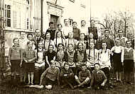 1935: Klassenfoto mit Lehrer Schfer