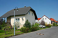 Bild 04: Neubaugebiet - Das Haus Nr. 6 dahinter Doppelhaushälfte Nr. 5